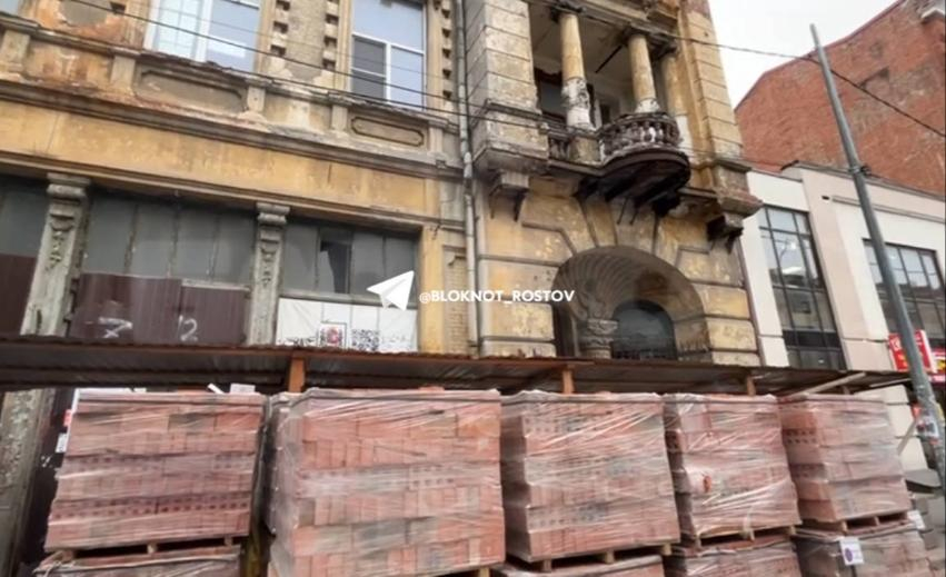 У «Дома с ангелами» в Ростове засуетились рабочие – началась долгожданная консервация