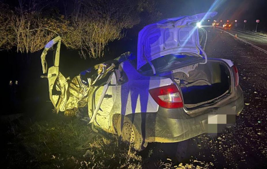 Легковушка на большой скорости влетела в пассажирский автобус на трассе в Ростовской области