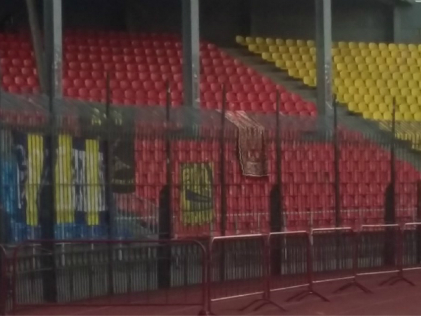 Перед матчем с тульским «Арсеналом» ростовчане вывесили на трибуне ковер