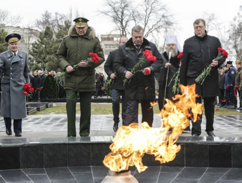 Губернатор торжественно почтил память защитников у мемориала «Павшим воинам» в Ростове  