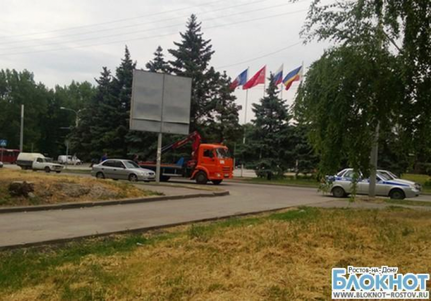 На площади перед ростовским аэропортом полицейские массово эвакуируют авто