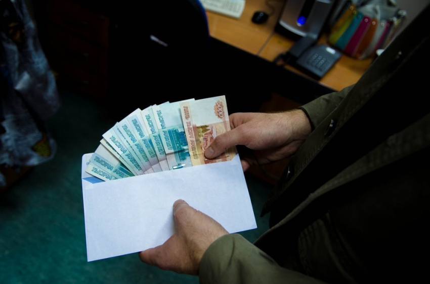 Инспектор ДПС Таганрога пойдет под суд за взятку 