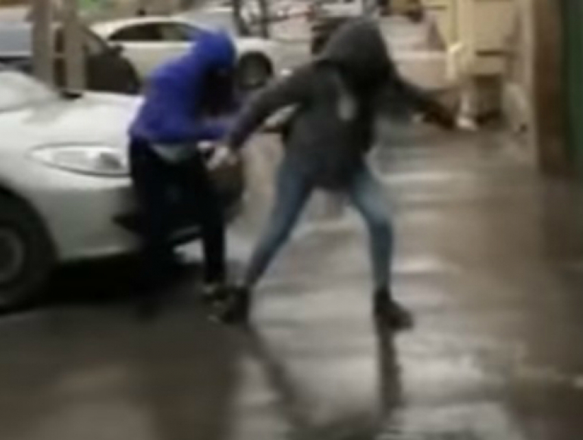 Девчачьи «покатушки» на экстремально скользком тротуаре Ростова попали на видео