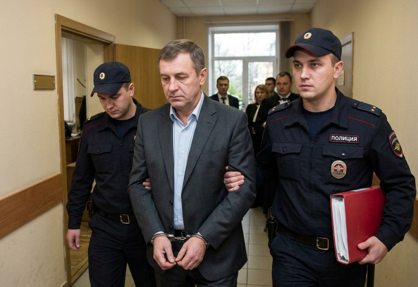 Бывшего военкома Ростова-на-Дону осудили за взятки и за помощь в уклонении от службы