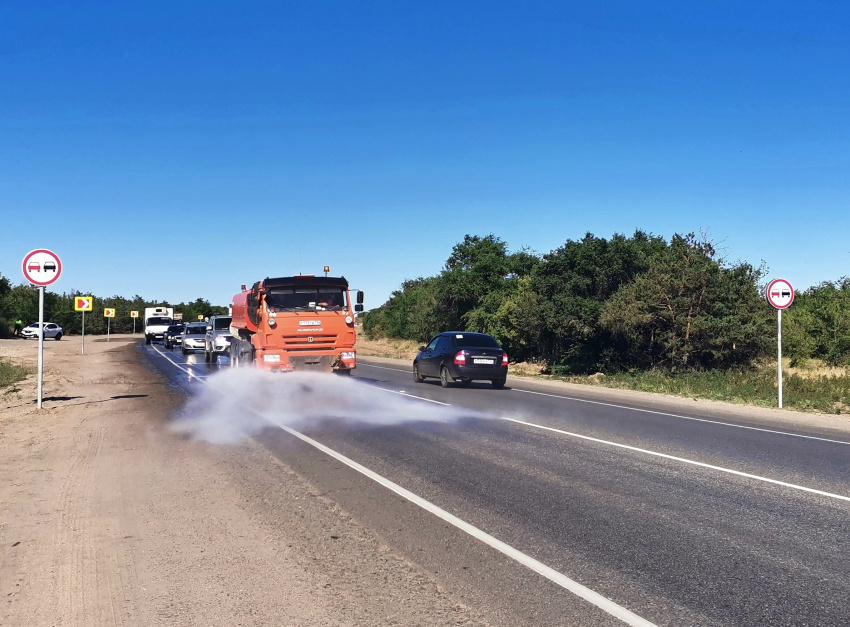 Дорожники рассказали о борьбе с жарой на трассах в Ростовской области