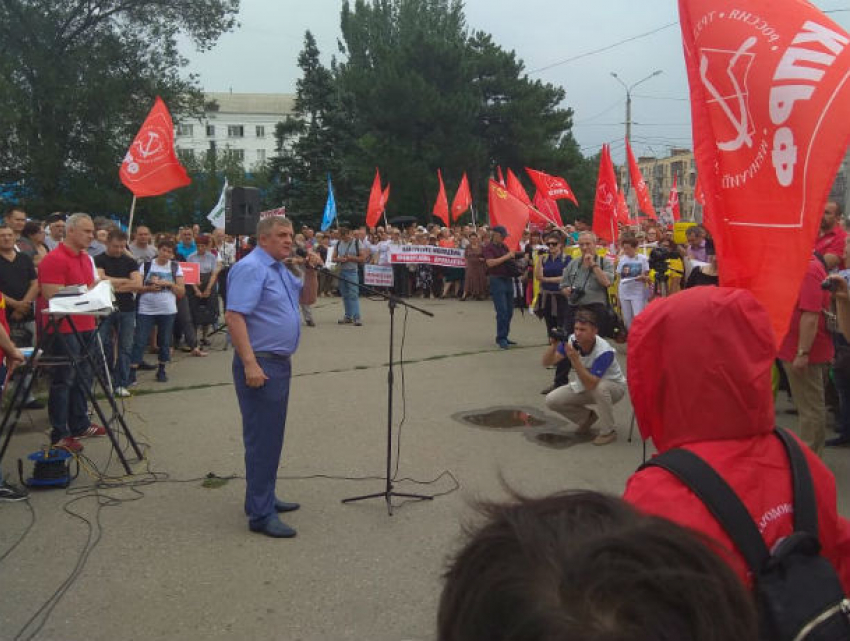Начали с пенсий, а закончили стервой в культуре на митинге в Ростове