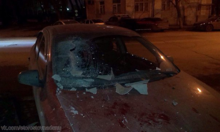 На иномарку в центре Ростова упал шифер