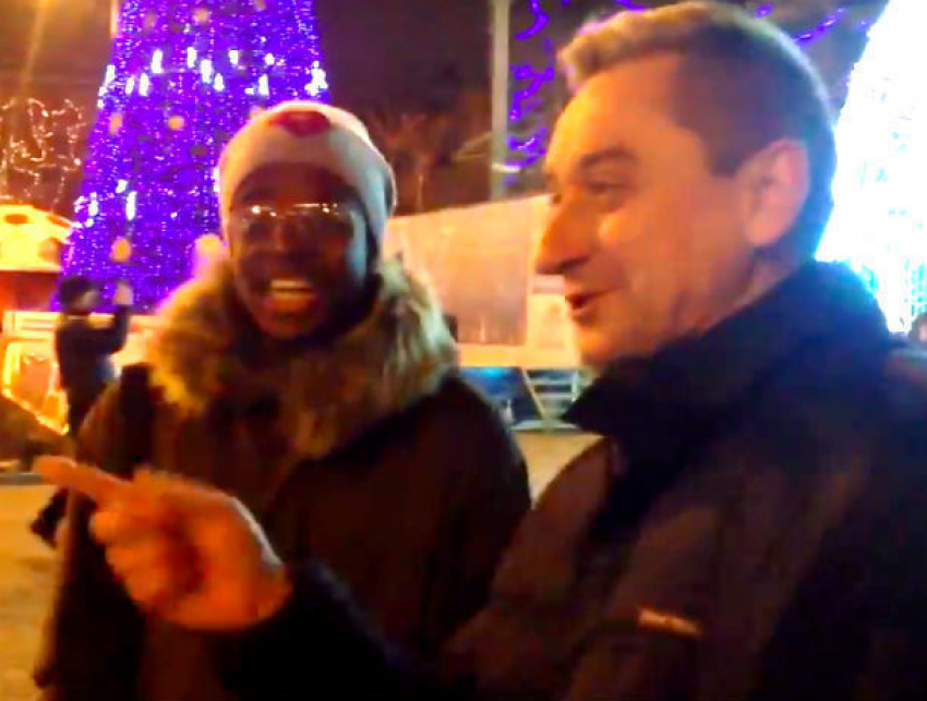 Веселые иностранцы показали на видео, как мужчины на улице Ростова научили их пить алкоголь