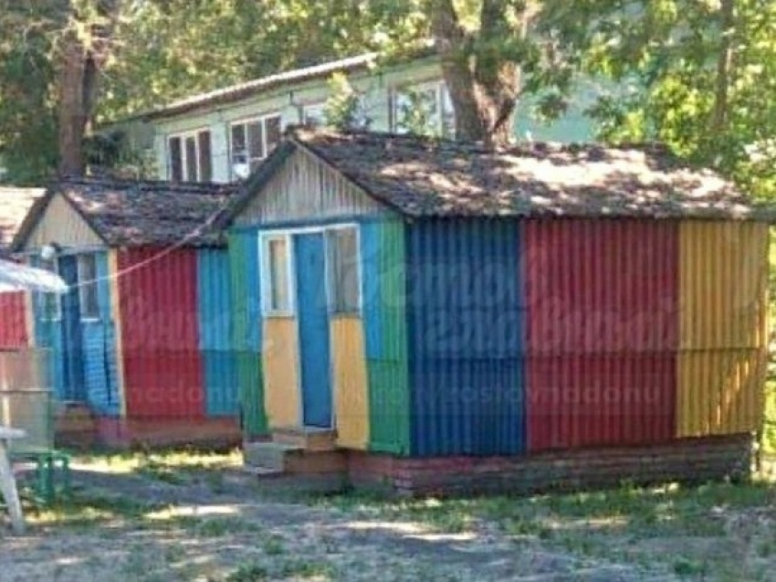 Предложение пожить в разноцветном сарае за 15 тыс. рублей в сутки взбесило жителей Ростова