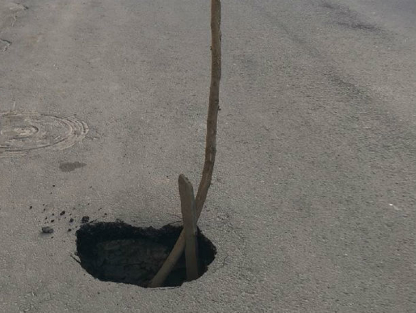 Опасный провал глубиной в рост школьника появился на дороге в центре Ростова