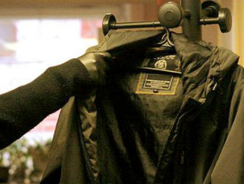 Кражу куртки из салона автомобиля совершил окоченевший рецидивист из Ростовской области