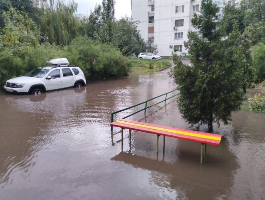 В Ростове штормовое предупреждение продлили до конца субботы