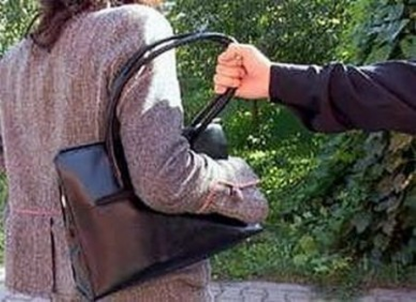 Днем в центре города неизвестный пытался вырвать сумку у ростовчанки