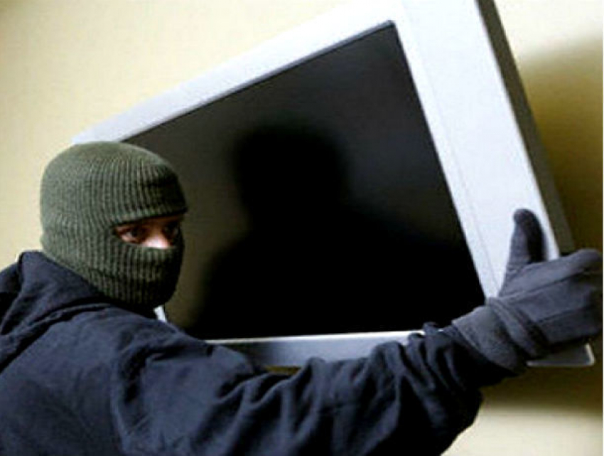 Салон красоты в Таганроге пострадал при бандитской операции рецидивиста с телевизором