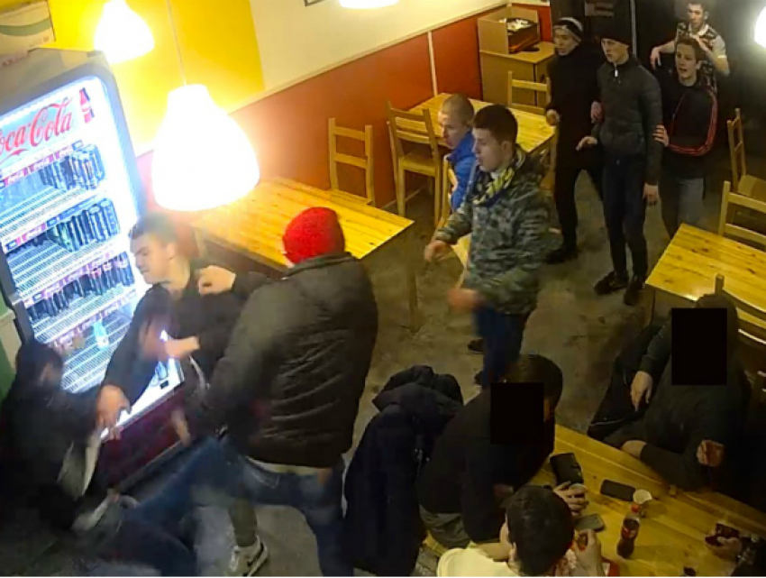 Фото участников погрома с «затуманенным алкоголем рассудком» опубликовал управляющий кафе в Таганроге