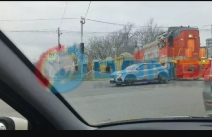 Поезд протаранил легковушку в Ростове утром 17 марта