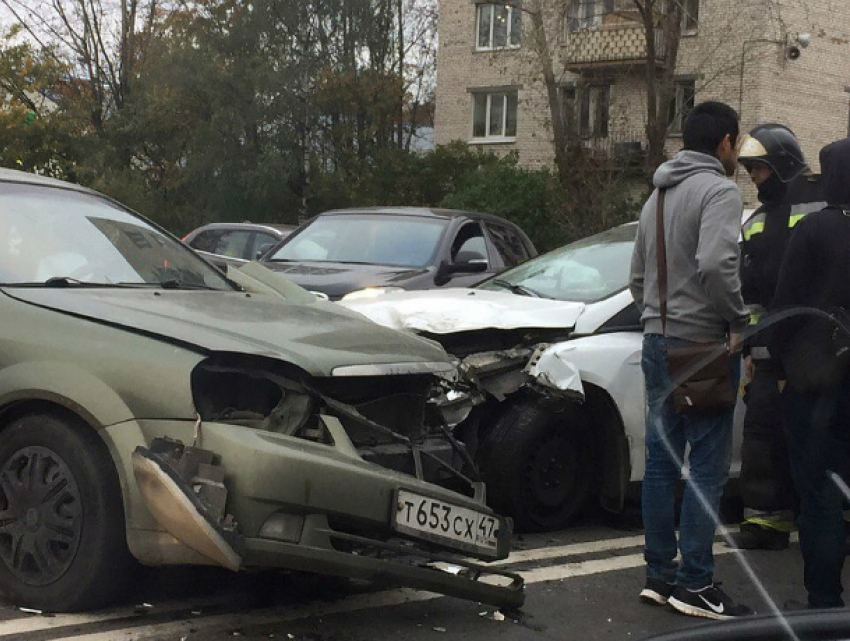 Десятилетние близнецы разбились на иномарке в тройном ДТП в Ростовской области