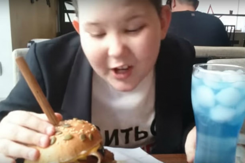 Видеопародию на хит «Тает лед» ростовский рэпер посвятил огромному бургеру 