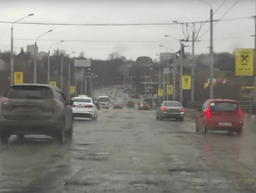 Видео ужасного состояния моста на проспекте Стачки вызвало горькую иронию жителей Ростова