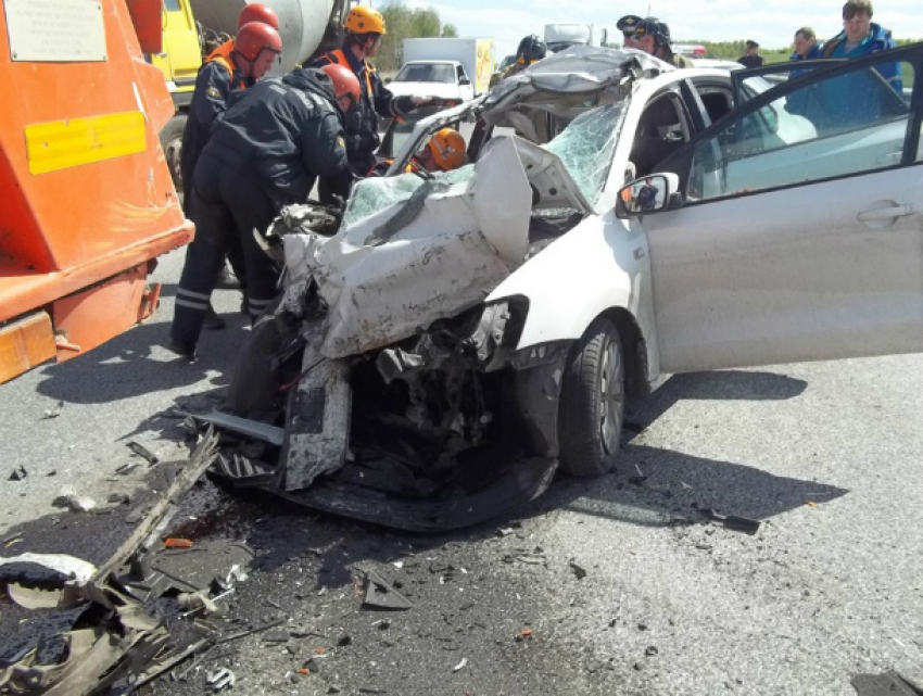 Догнавший КамАЗ водитель легковушки погиб под колесами грузовика в Ростовской области