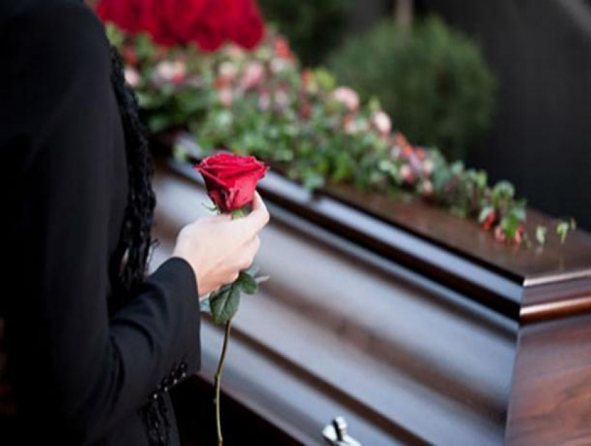 Убитую полицейским-стрелком женщину похоронят в Кировской станице
