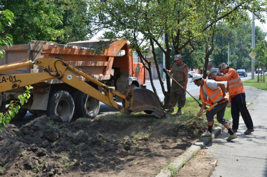 В Ростове приводят в порядок придорожные газоны 