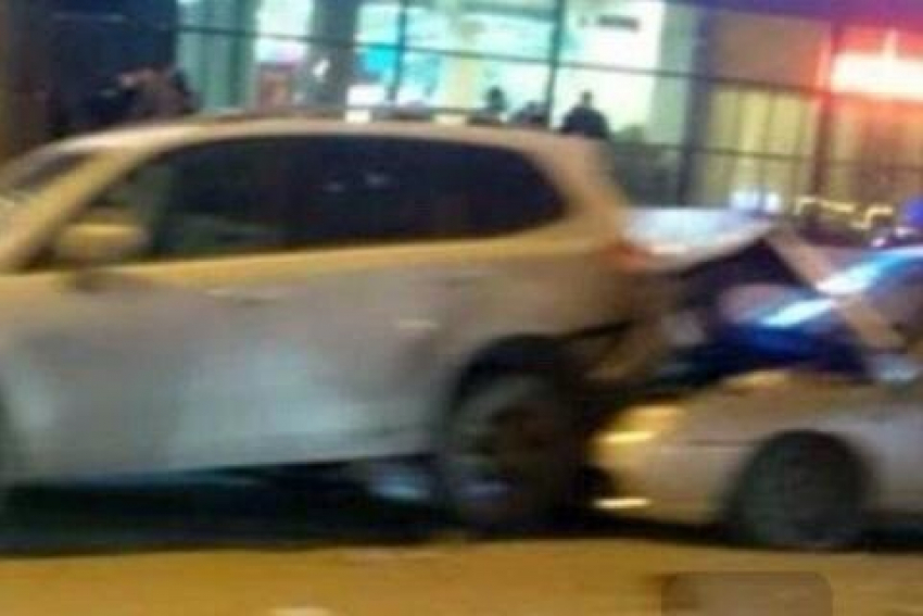 Из-за тройного ДТП в Ростове госпитализированы два человека