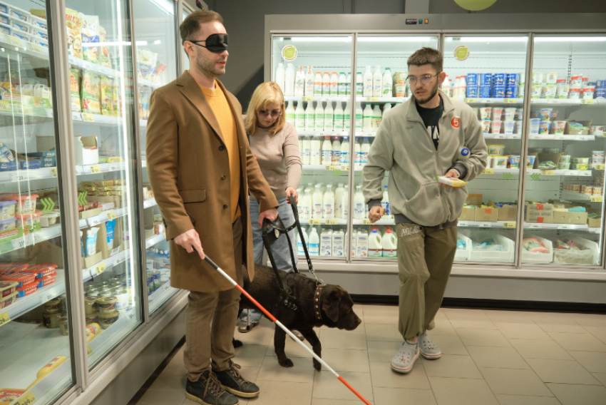 В магазинах «Пятёрочка» ростовчане погружались в мир слепых, учились медпомощи и готовили пряники для дома престарелых 