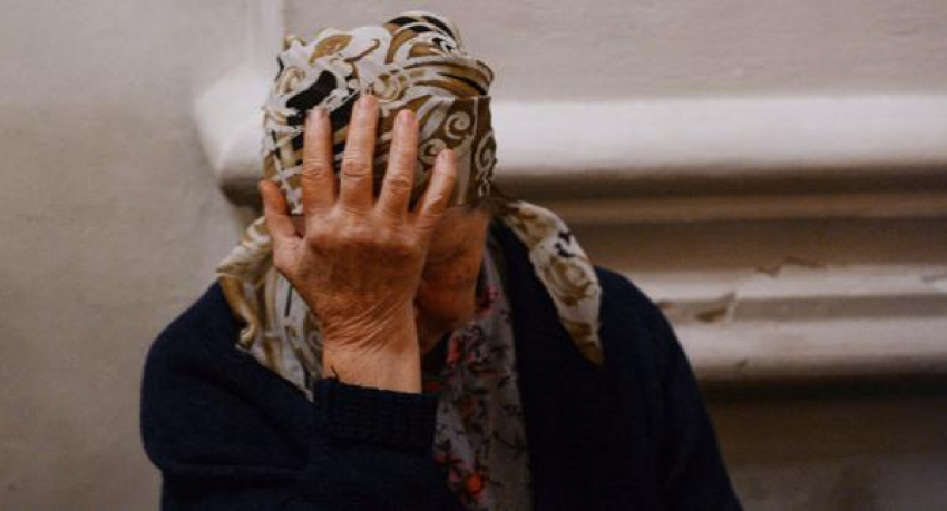 Двух беспомощных пенсионерок обокрала 40-летняя женщина в Ростовской области