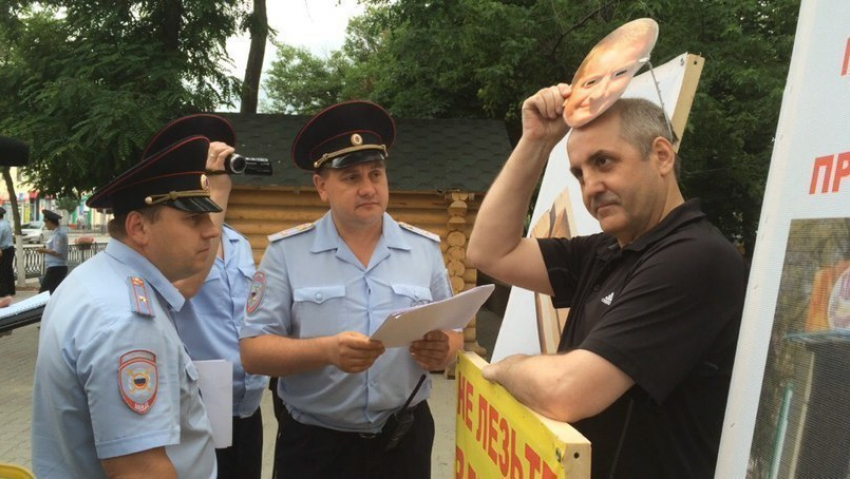 В Ростове полиция заставила пикетчика снять маску Горбаня