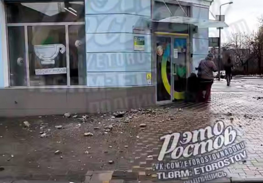 Кусок балкона рухнул на Пушкинской Ростова 