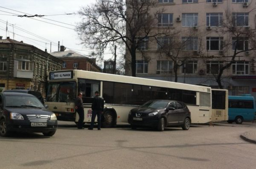 Пассажирский автобус перекрыл движение в Ростове 