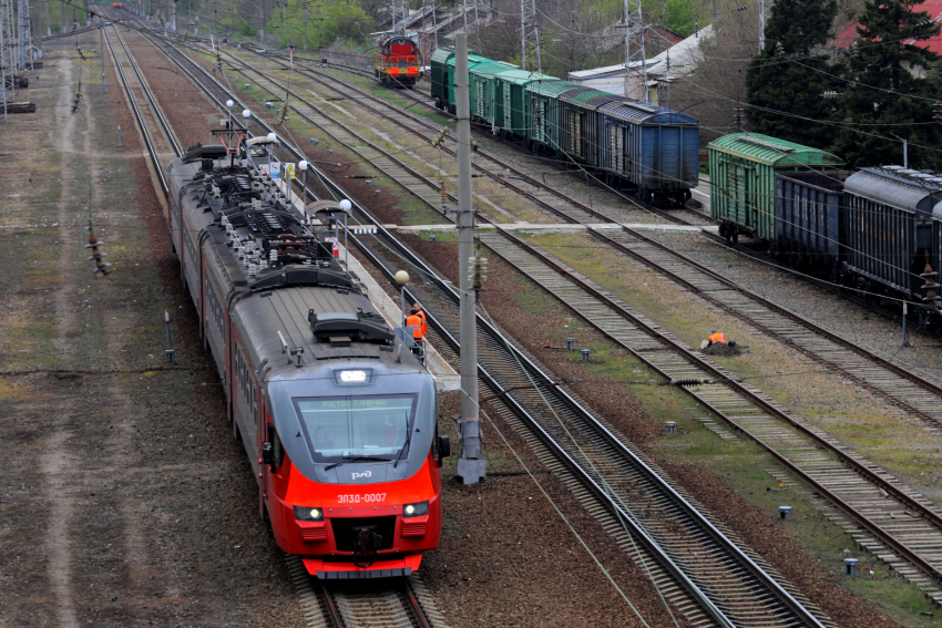 В Ростове на Нансена пассажирский поезд насмерть сбил 31-летнего мужчину 