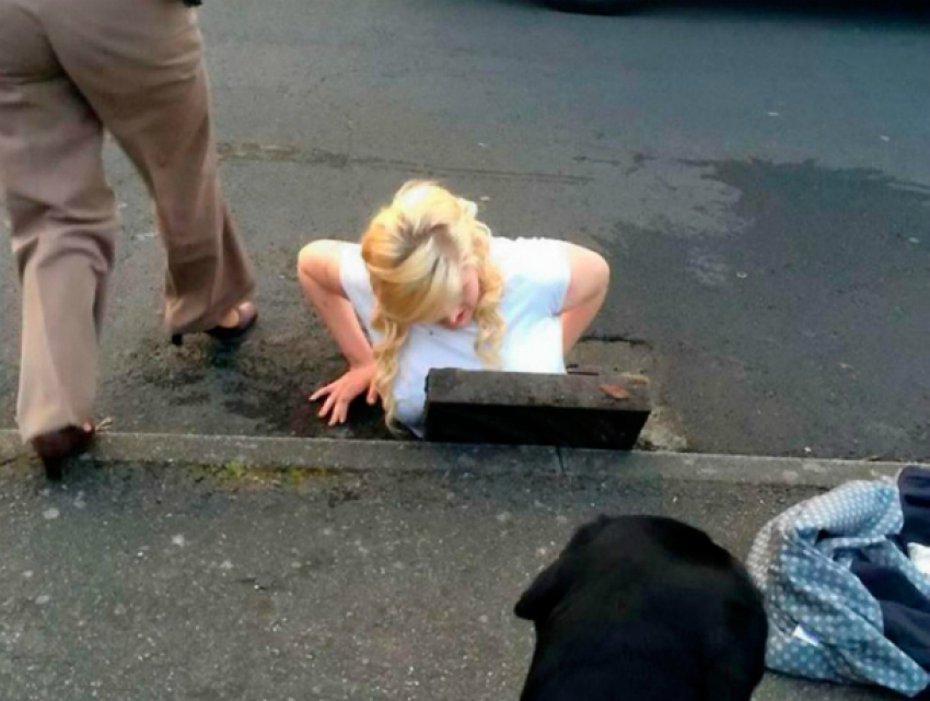 Женщина получила травмы, провалившись под землю на пешеходном переходе Ростова