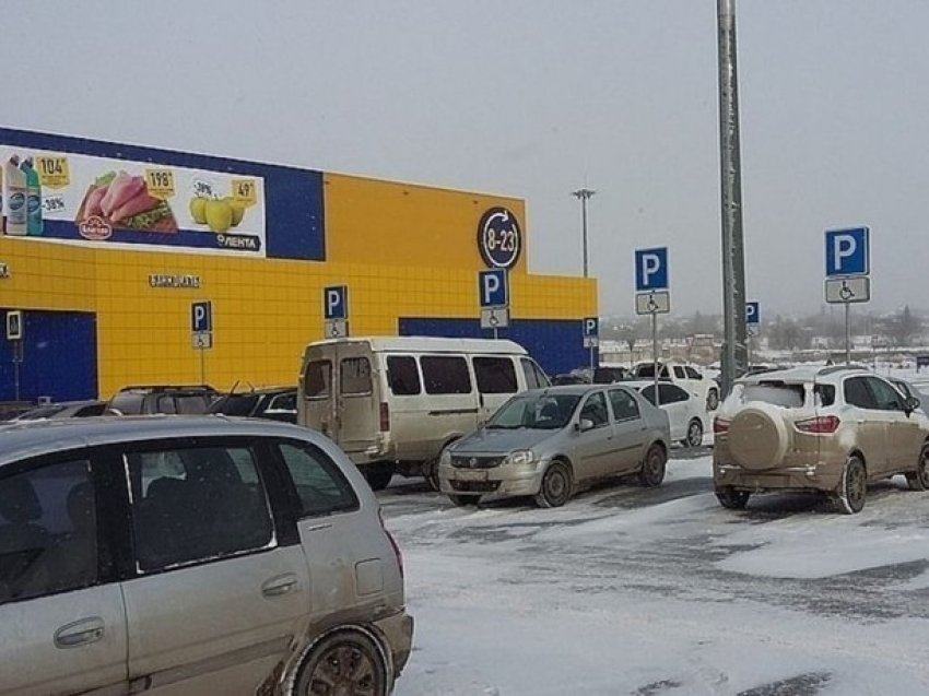 В Ростове женщина с ребенком взбесилась как сатана, когда активисты прогнали ее с парковки для инвалидов 