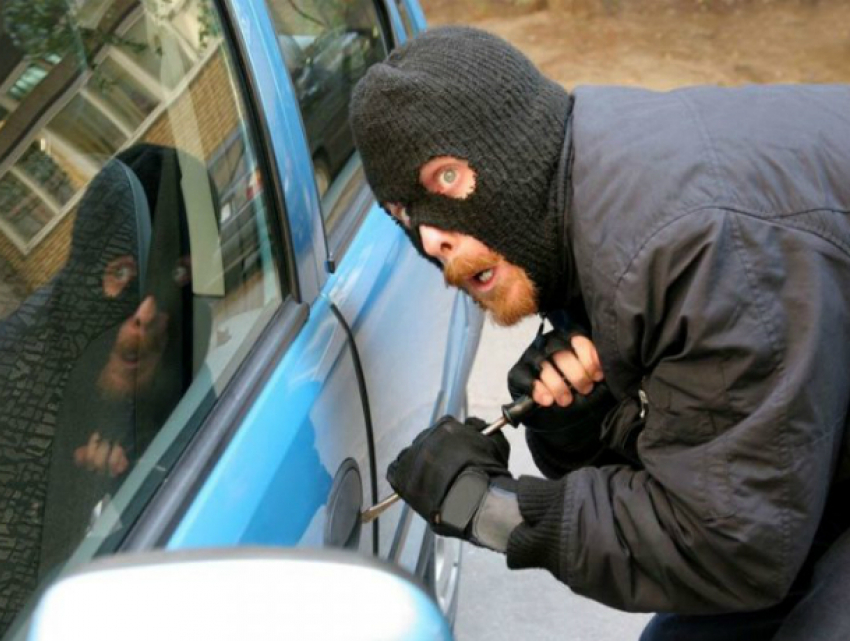 Загнать дерзкого угонщика «в кювет» удалось смелому автовладельцу в Ростовской области