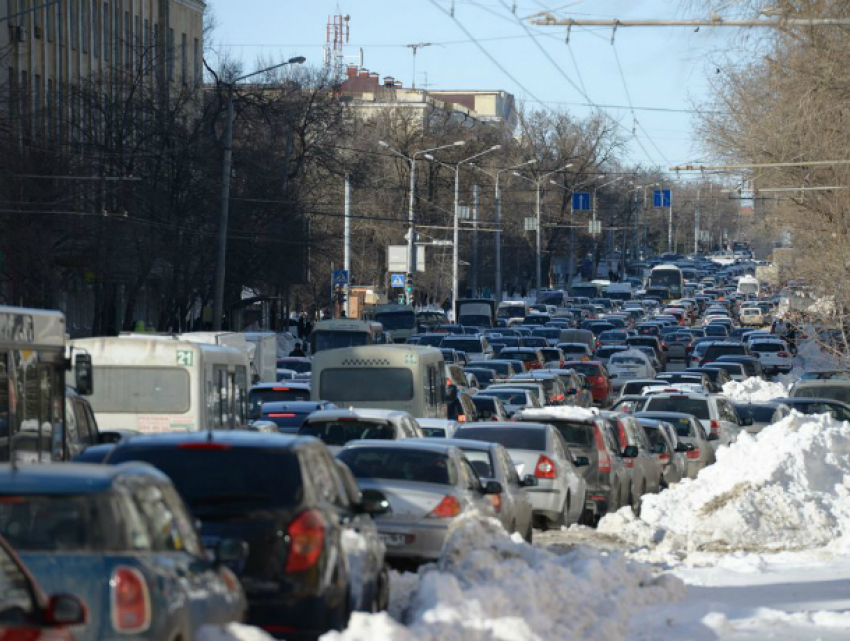 День травматолога и жестянщика: в Ростове пошел первый снежок и спровоцировал пробки в 10 баллов