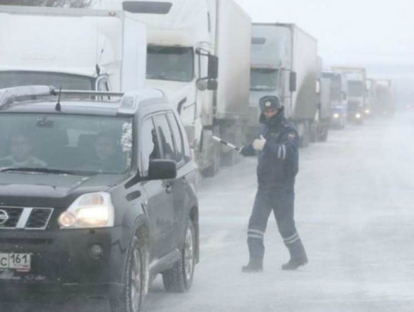 Снежный буран парализовал движение транспорта на пяти участках трассы в Ростовской области