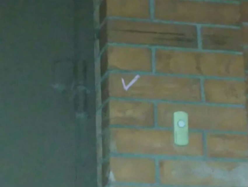 Странные метки у дверей домов навели панику на жителей Ростова