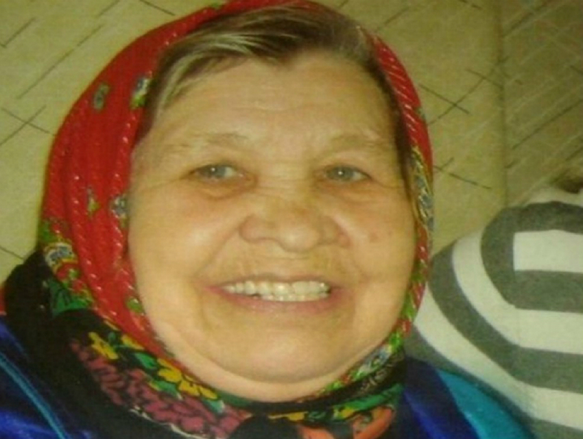 Седовласая женщина в красном платке и фиолетовом пальто бесследно пропала в Ростовской области