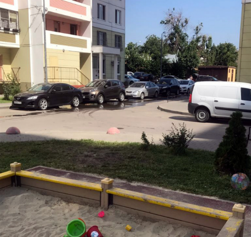 Зловонные сточные воды угрожают затопить детскую площадку в Ростове