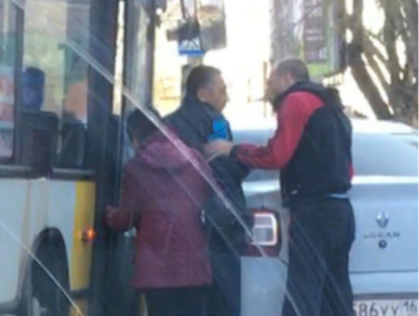 Мстительный водитель автобуса устроил битву с иномаркой за место на остановке в Ростове
