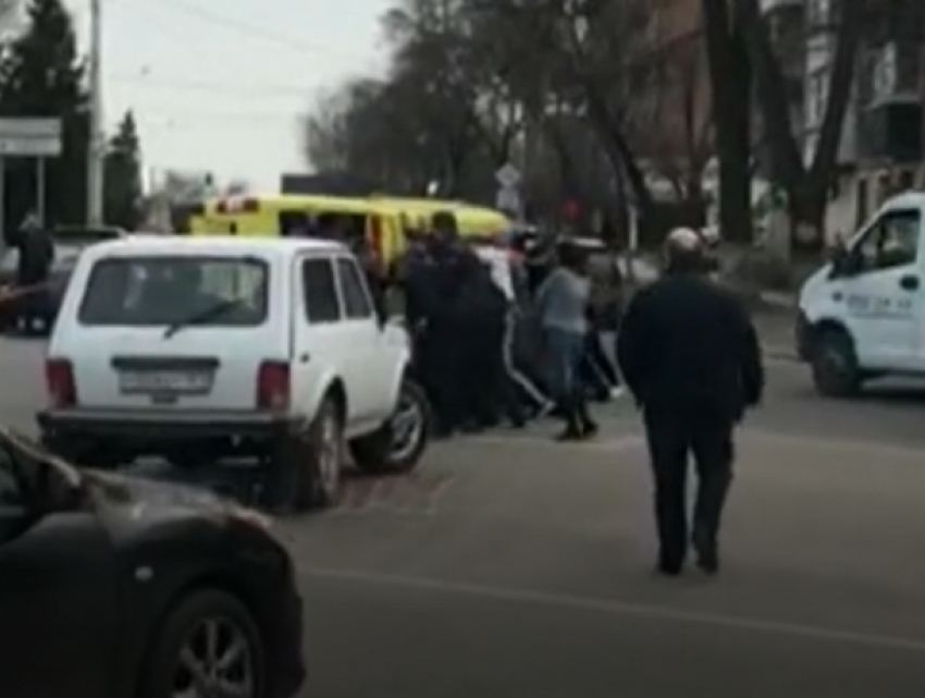 Грузовик протаранил машину скорой помощи в центре Ростова