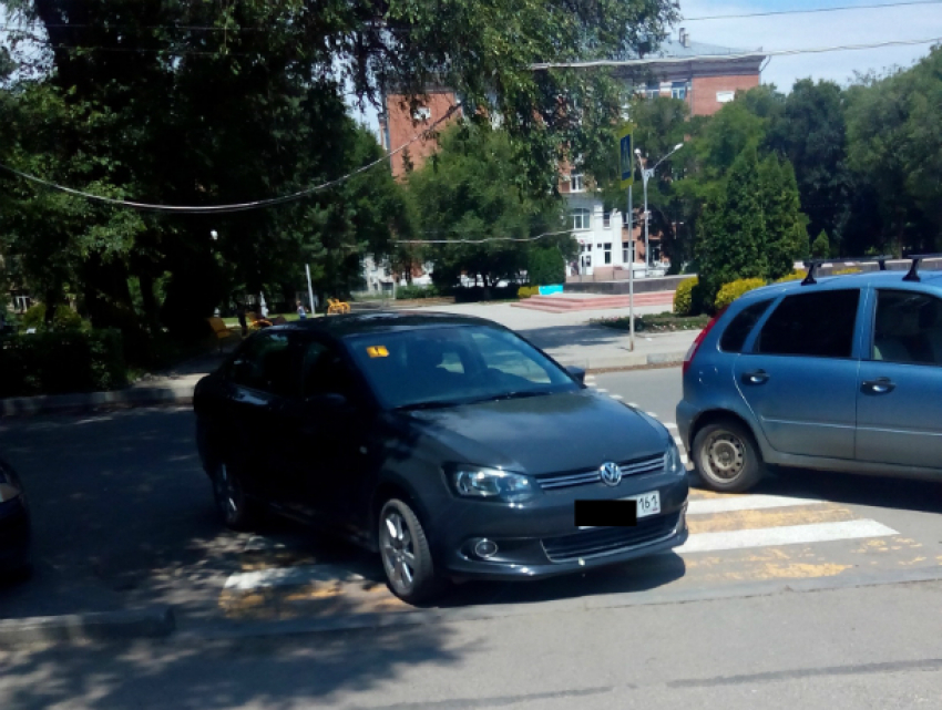 Автохам из Ростова отметился возмутительной парковкой на зебре в Невинномысске