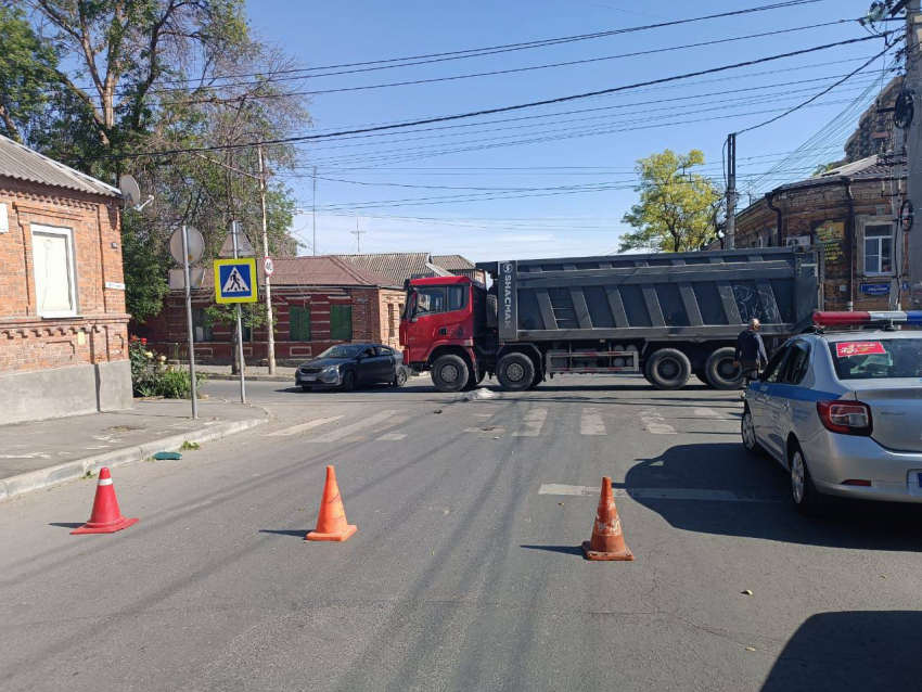 В Ростове школьник на электросамокате столкнулся с легковым автомобилем