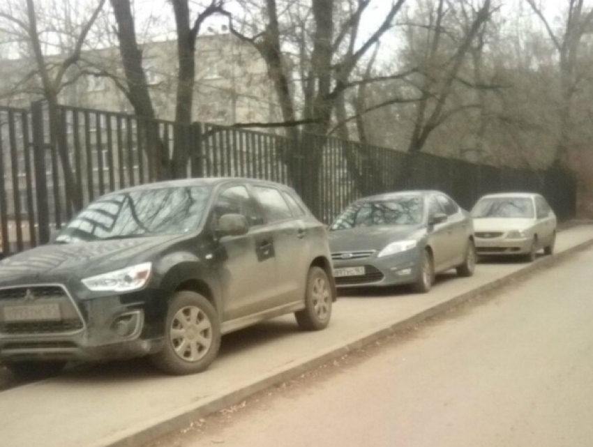 Тротуар у школы наглые автолюбители превратили в парковку в Ростове