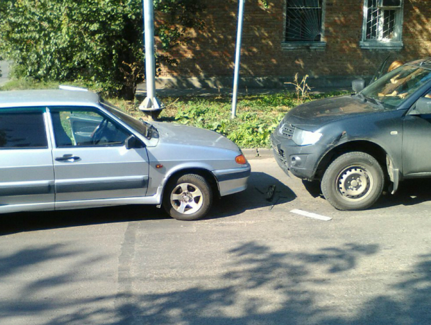 Ростовская автоледи на «Ладе» не вписалась в поворот и спровоцировала аварию