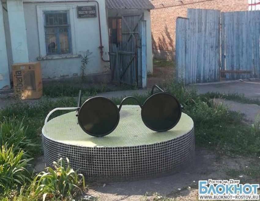 В Шахтах установили памятник слепому человеку