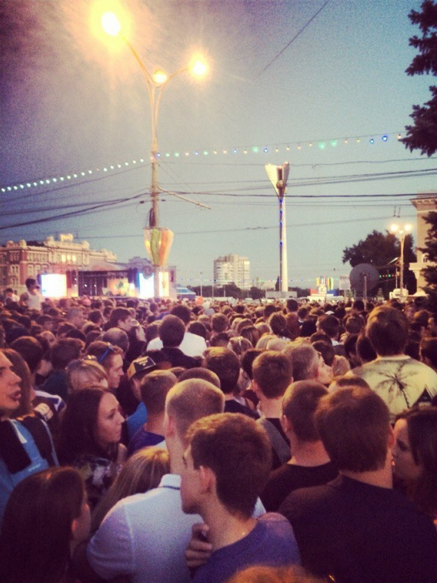Грандиозный концерт начался на Театральной в Ростове
