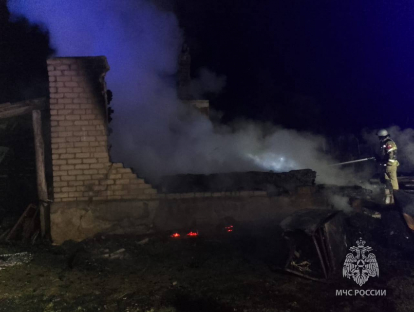 Пожар в Цимлянском районе: спасен один человек, второй погиб